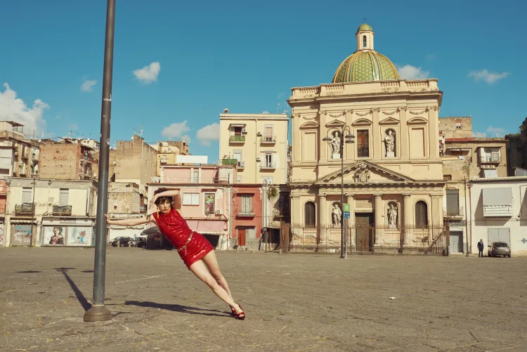 Kourtney Roy, Failed postcards of Napoli, Piazza Mercato, Tirage jet d'encre baryté contrecollé sur aluminium, 2025