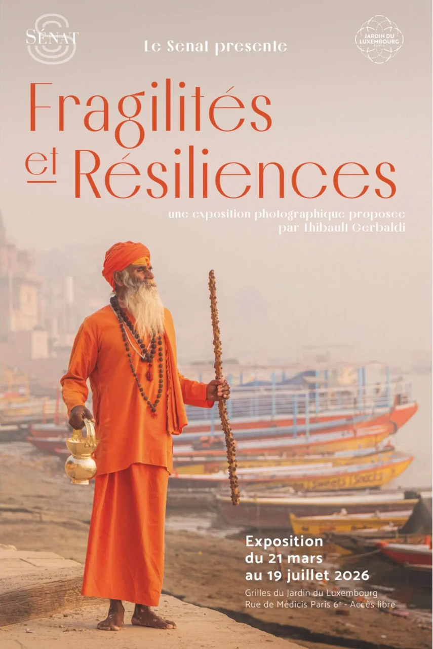 affiche de l'exposition Fragilités et Résiliences du photographe Thibault Gerbaldi organisée par le Sénat et exposée sur les grilles du Jardin du Luxembourg à paris de mars 2026 à juillet 2026