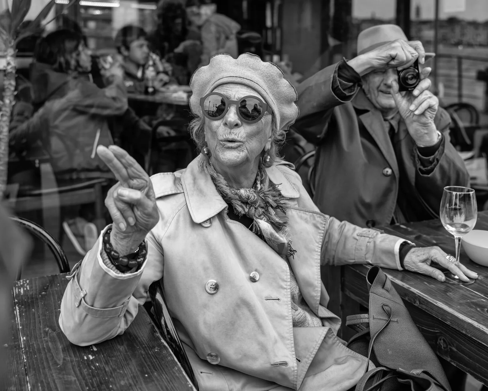 photo noir et blanc, nikos aliagas, venise, café, couple