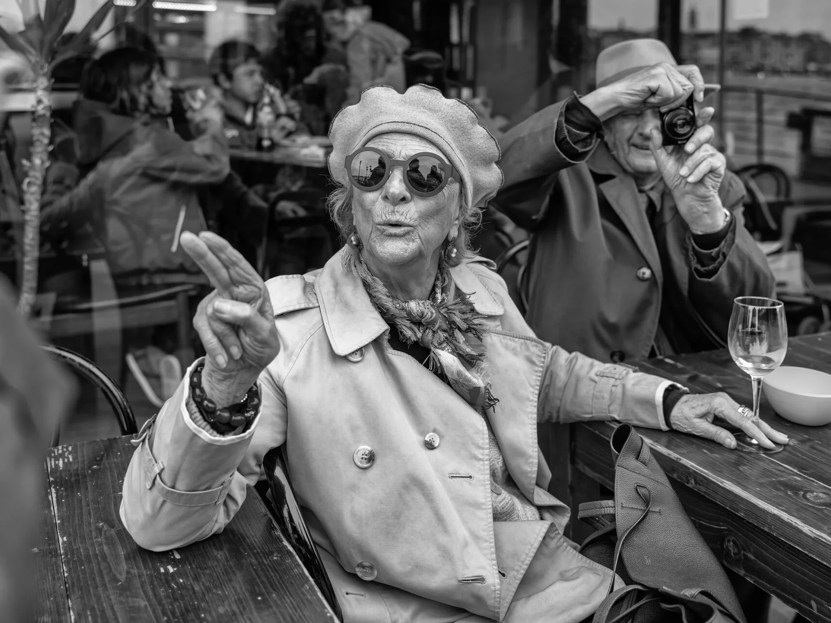 photo noir et blanc, nikos aliagas, venise, café, couple