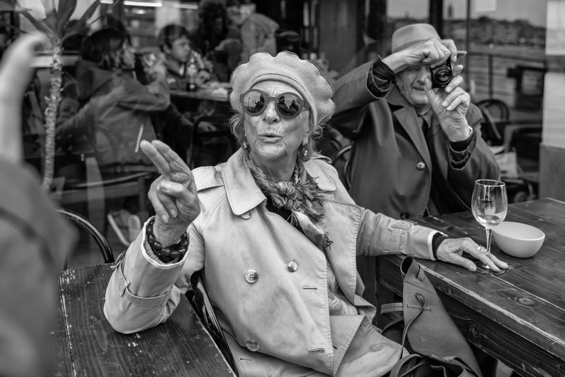 photo noir et blanc, nikos aliagas, venise, café, couple