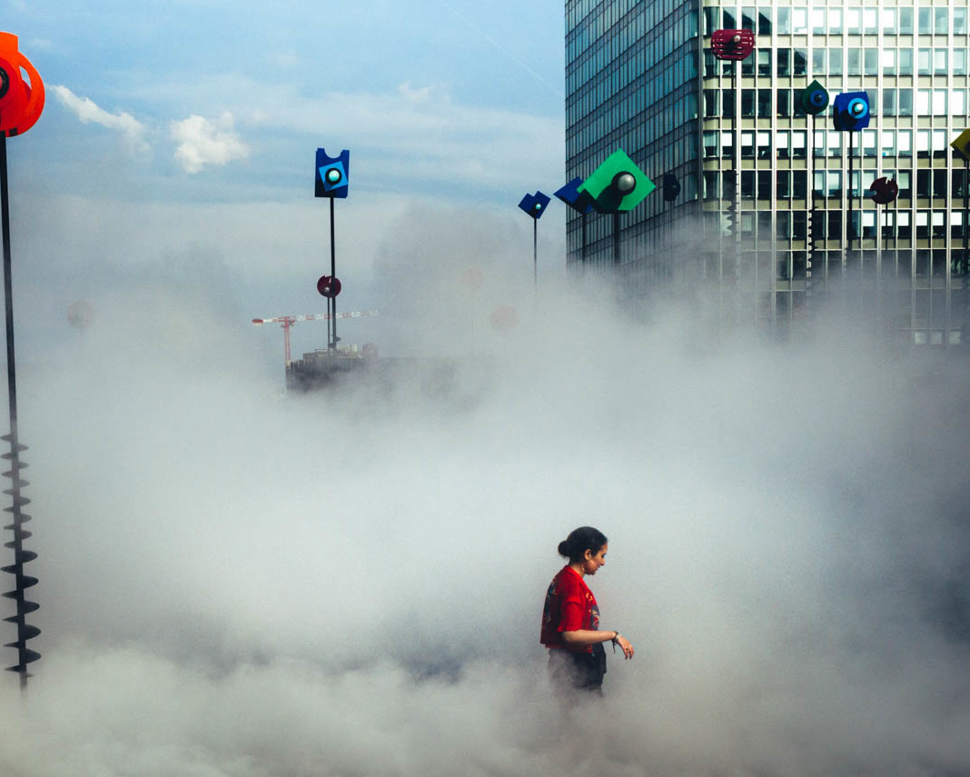 In Paris, in Le Bassin Takis, a woman takes advantage of the misters with the heat wave and the need for freshness is felt. A Paris, dans Le Bassin Takis, une femme profite des brumisateurs avec la canicule le besoin de fraicheur se fait ressentir.