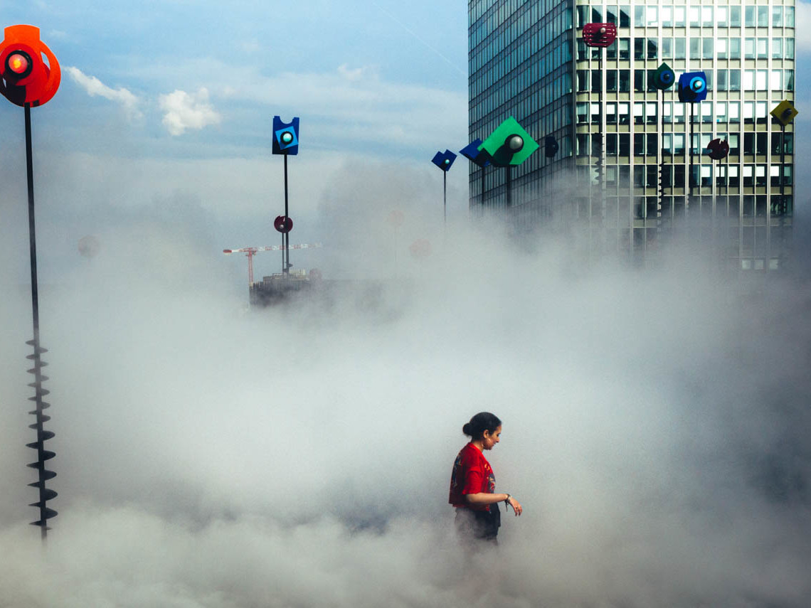 In Paris, in Le Bassin Takis, a woman takes advantage of the misters with the heat wave and the need for freshness is felt. A Paris, dans Le Bassin Takis, une femme profite des brumisateurs avec la canicule le besoin de fraicheur se fait ressentir.