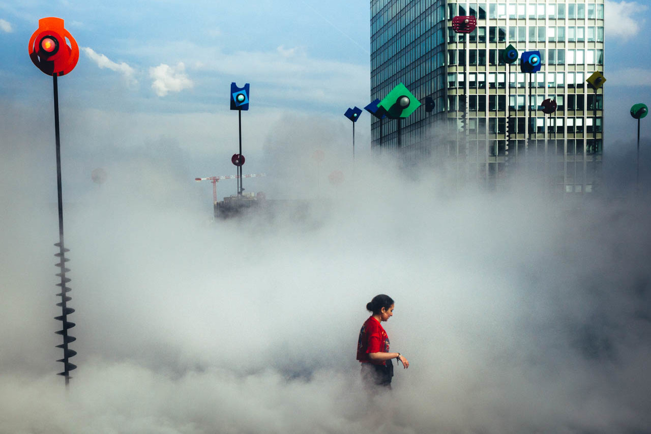 In Paris, in Le Bassin Takis, a woman takes advantage of the misters with the heat wave and the need for freshness is felt. A Paris, dans Le Bassin Takis, une femme profite des brumisateurs avec la canicule le besoin de fraicheur se fait ressentir.
