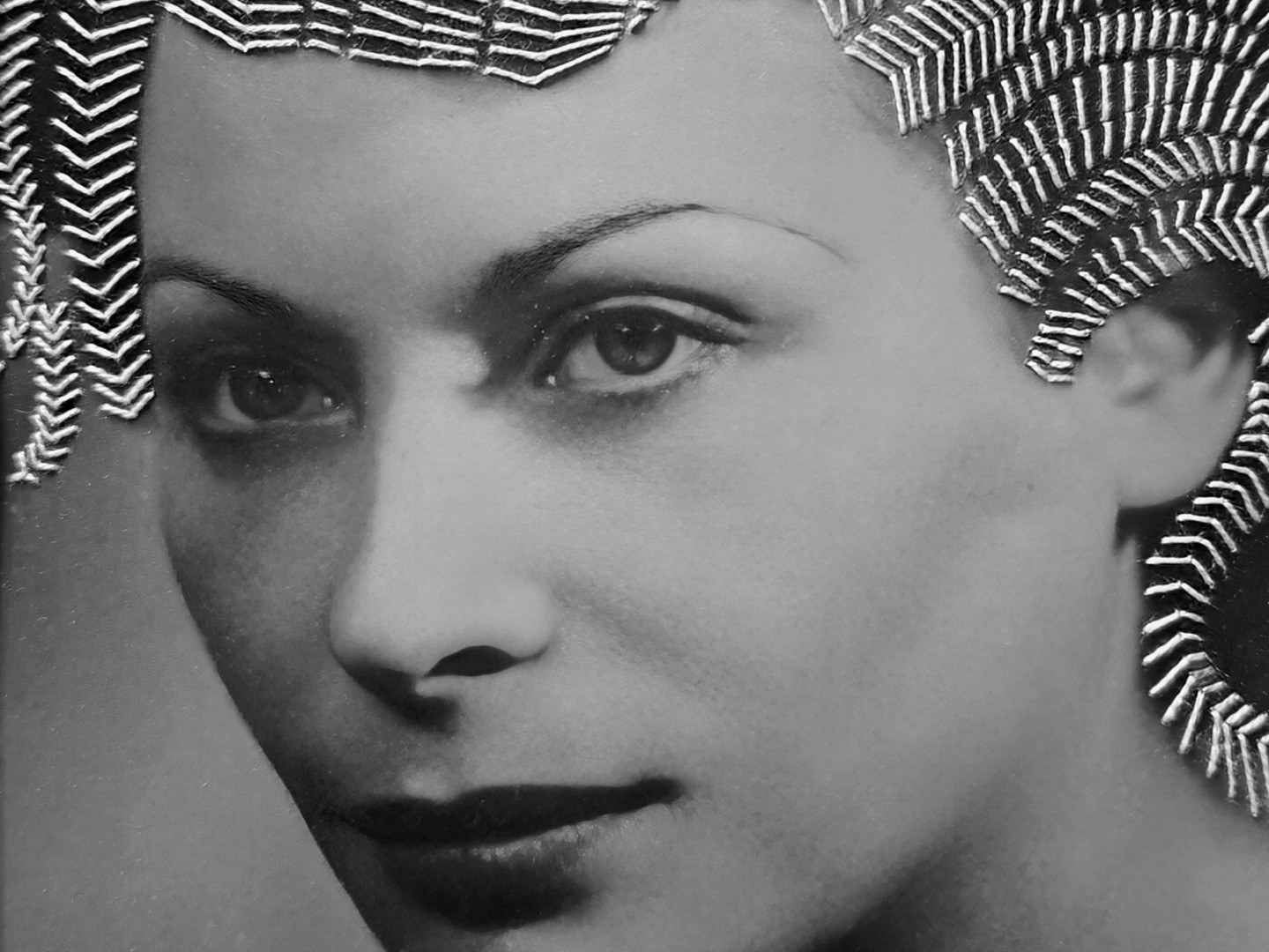Ce qui reste © Sabrina Budon Série Eliane, 2016 La femme. Photographie d'époque avec broderie.