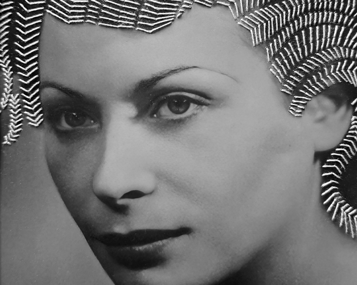 Ce qui reste © Sabrina Budon Série Eliane, 2016 La femme. Photographie d'époque avec broderie.