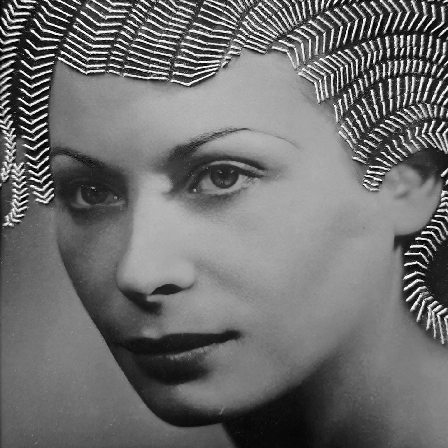 Ce qui reste © Sabrina Budon Série Eliane, 2016 La femme. Photographie d'époque avec broderie.