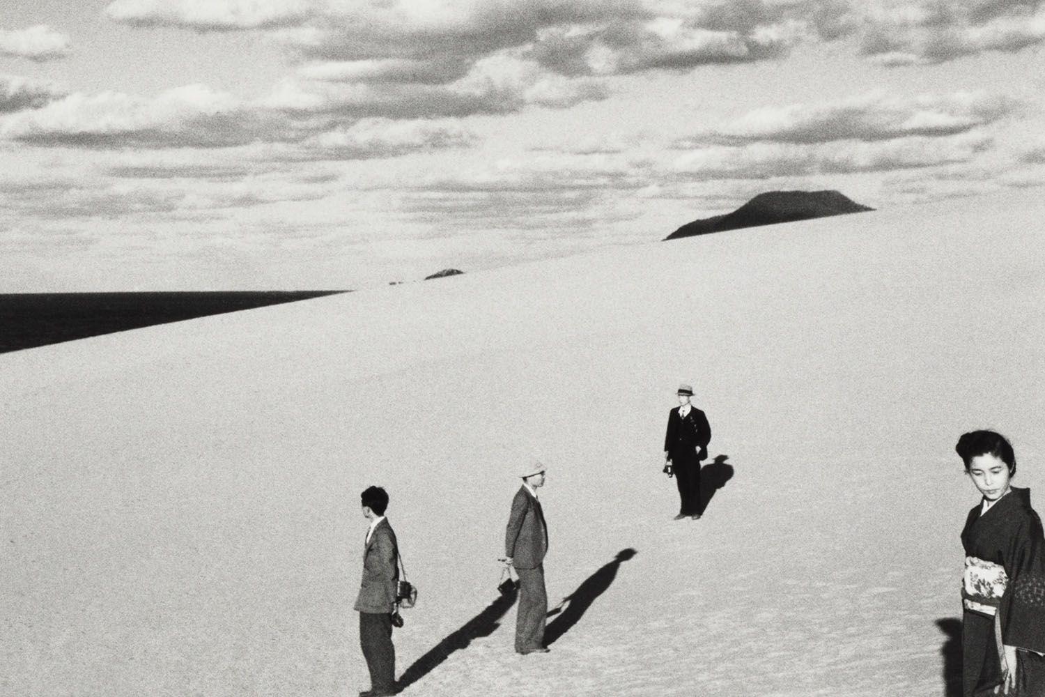 Shoji Ueda, « Paysage de dunes avec ma femme ». Série Dunes de sable - 1950 - © Shoji Ueda