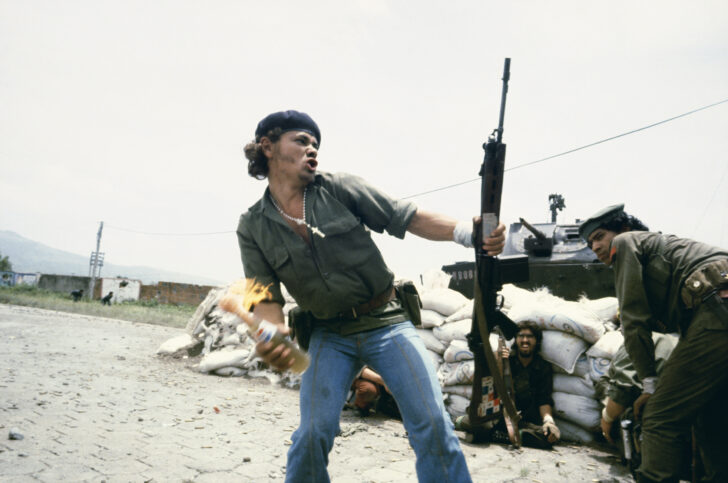Susan Meiselas, Molotov Man, sandinistes aux abords du quartier général de la Garde nationale d’Estelí, 1979 Nicaragua, histoire, mémoire, Susan Meiselas