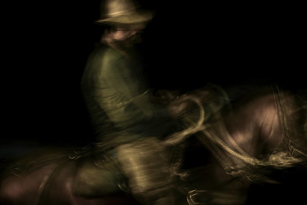 Domador et cheval en pose longue, série Doma equina d'Andres Galan, haciendas de Colombie